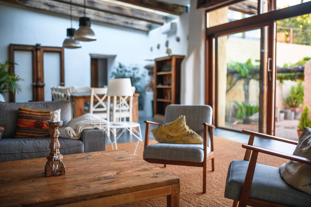 Mediterranes Wohnzimmer mit viel Holz