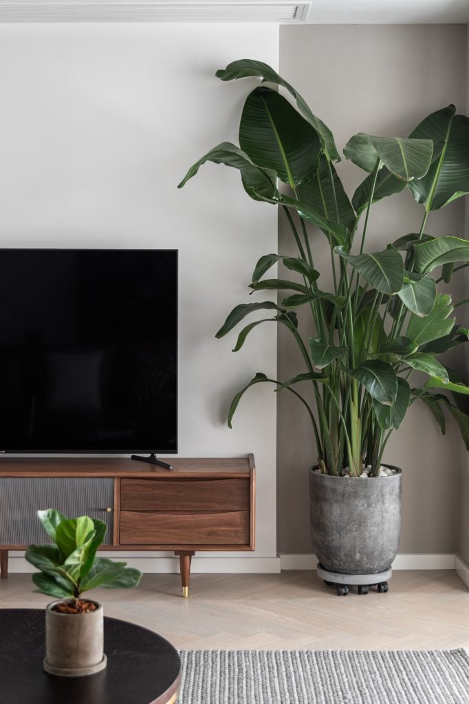 Natural materials as part of a minimalist living room