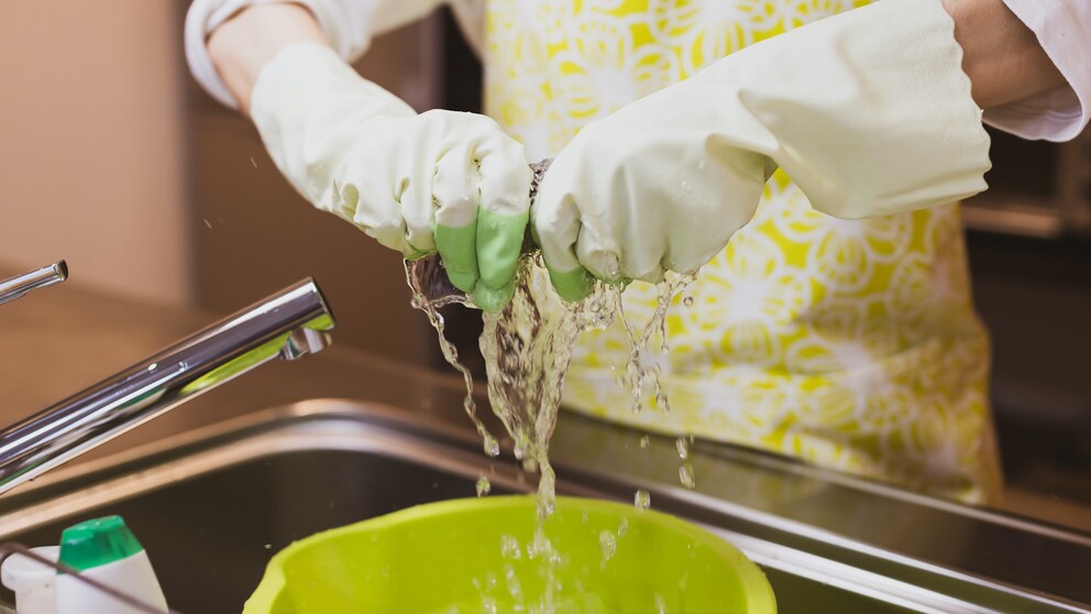 Auch beim Putzen kann man mit den richtigen Tipps viel Wasser sparen