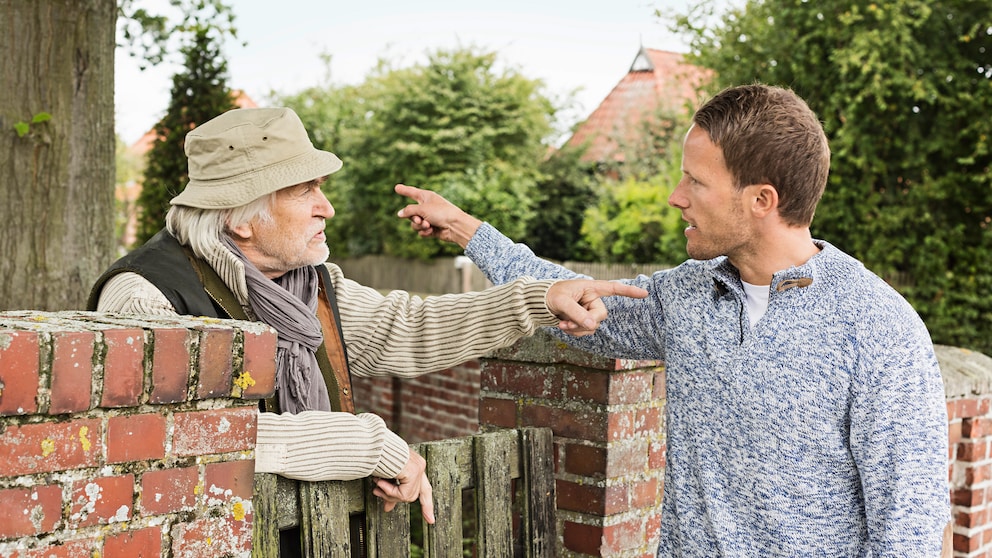 Kompost: Zwei Männer streiten sich am Gartenzaun