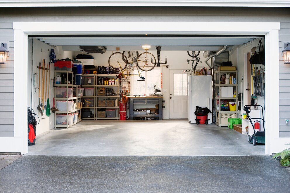 Eine schöne und große Garage mit ausreichend Stauraum