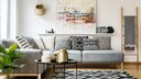 Verschiedene Muster auf und vor der Couch im Wohnzimmer