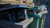 Überfüllte Mülltonnen