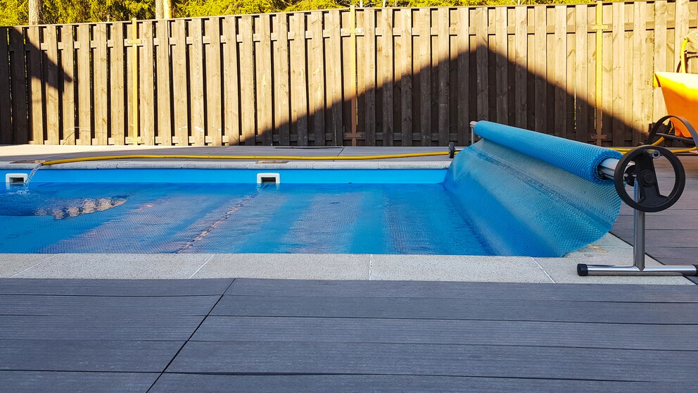 Eine rollbare Abdeckfolie ist nur eine der vielen Möglichkeiten den Pool vor Verschmutzungen zu schützen
