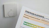 Energieausweis vor einem Heizungsregler für die Fußbodenheizung