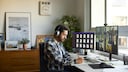 Mann arbeitet im Homeoffice am Computer