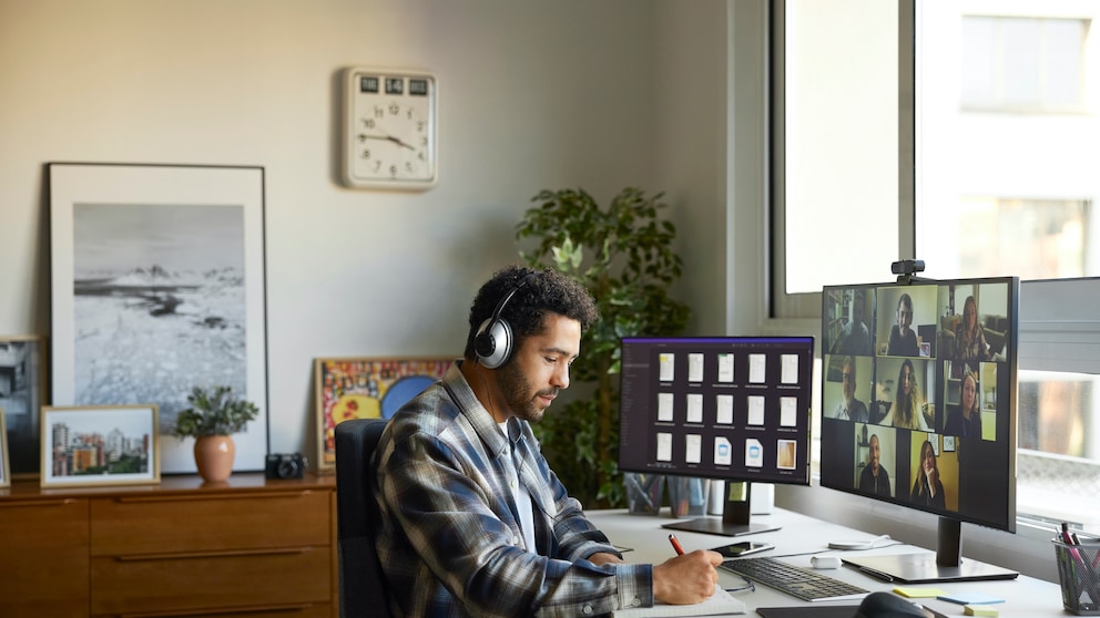 Mann arbeitet im Homeoffice am Computer