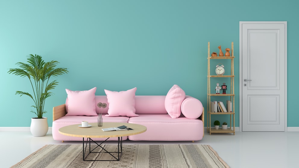 Rosa Sofa vor türkiser Wand