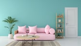 Rosa Sofa vor türkiser Wand