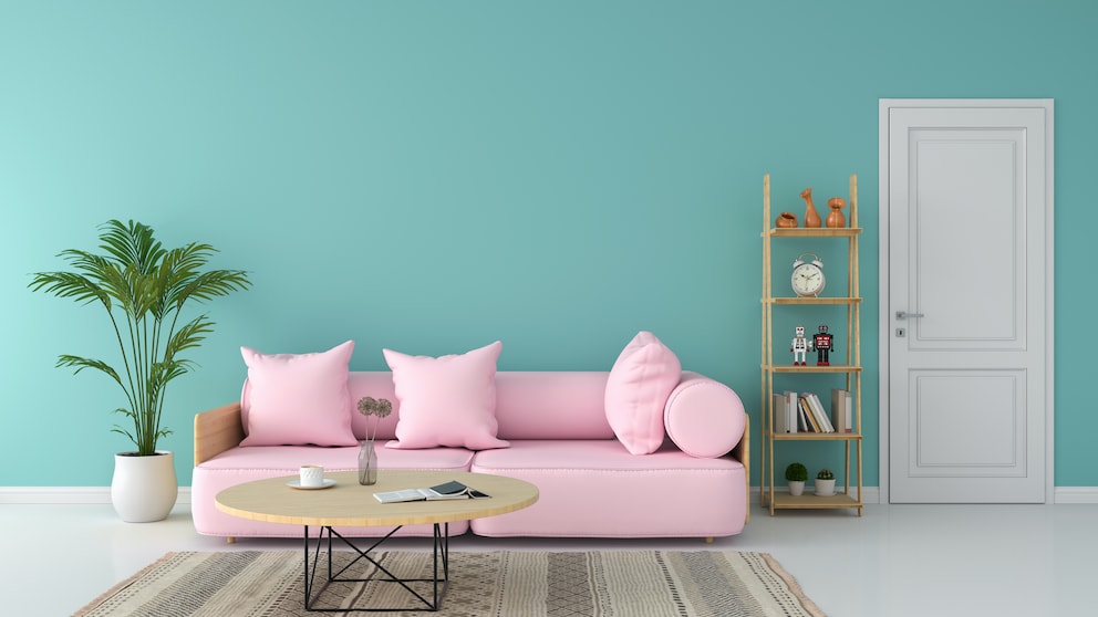 Rosa Sofa vor türkiser Wand