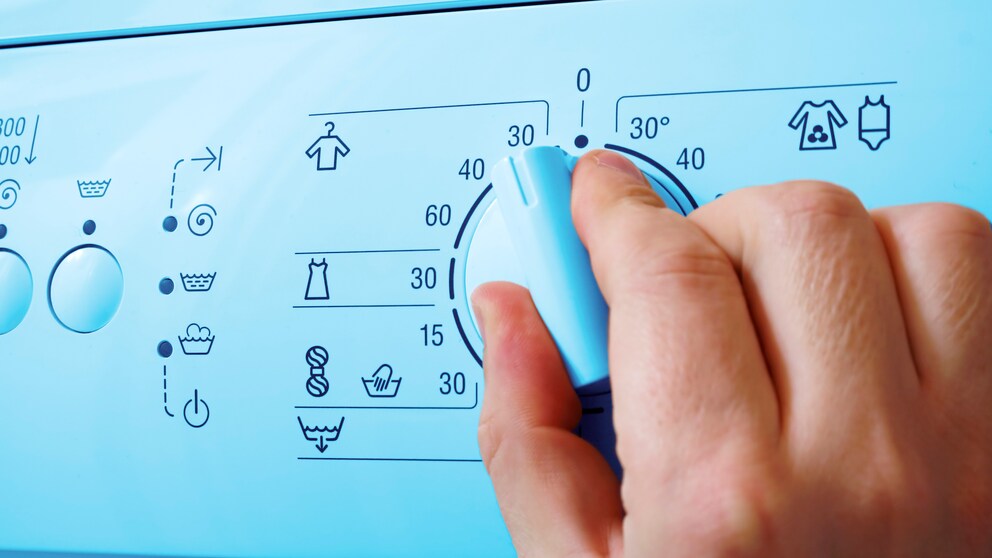 Beim Wäschewaschen kann man ordentlich Strom sparen, wenn man die Temperatur nur ein paar Grad runterdreht