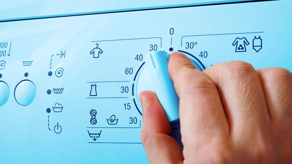 Beim Wäschewaschen kann man ordentlich Strom sparen, wenn man die Temperatur nur ein paar Grad runterdreht