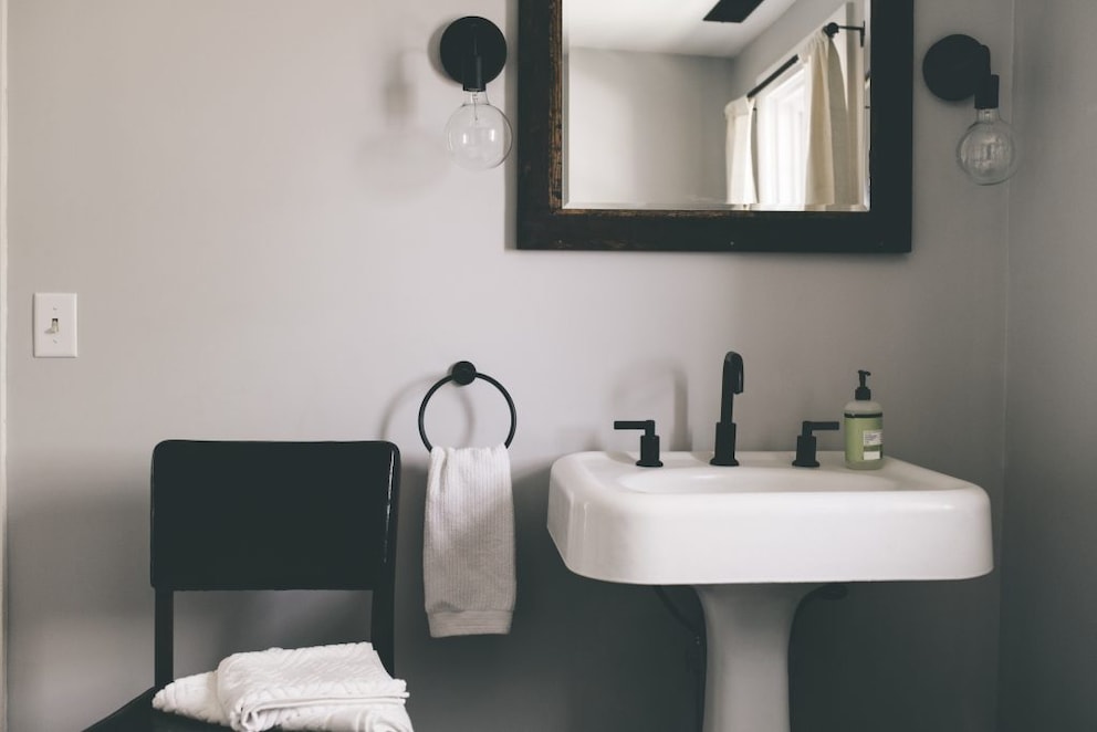 Modern country bathroom with light-dark contrast