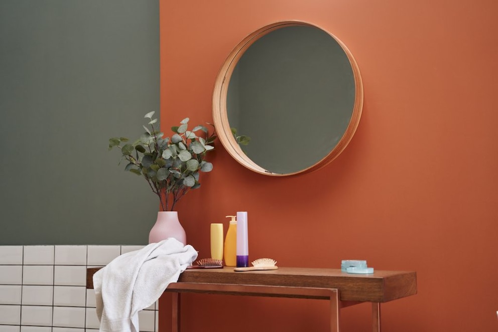 Color blocking in the bathroom with olive and orange