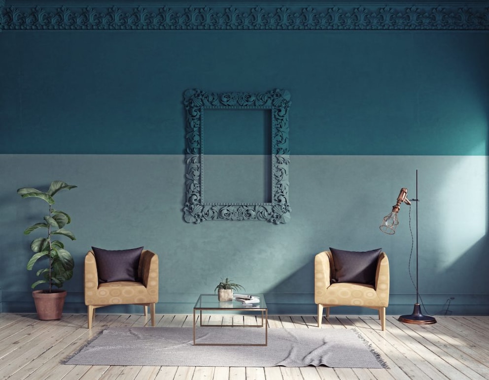 Petrol and mint belong to a color family and are ideal for a gentle form of color blocking