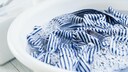 Blau-wei&szlig; gestreiftes Hemd in einer Wanne mit Wasser
