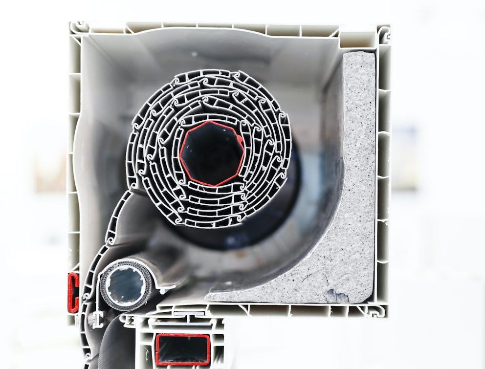 Roller shutter box with insulation in cross-section