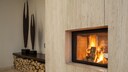Kamin mit Wandvertäfelung aus Travertin
