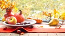 Der Herbst ist die Zeit der Kürbisdeko. Man kann sie schön drapieren oder Muster in sie hineinschnitzen