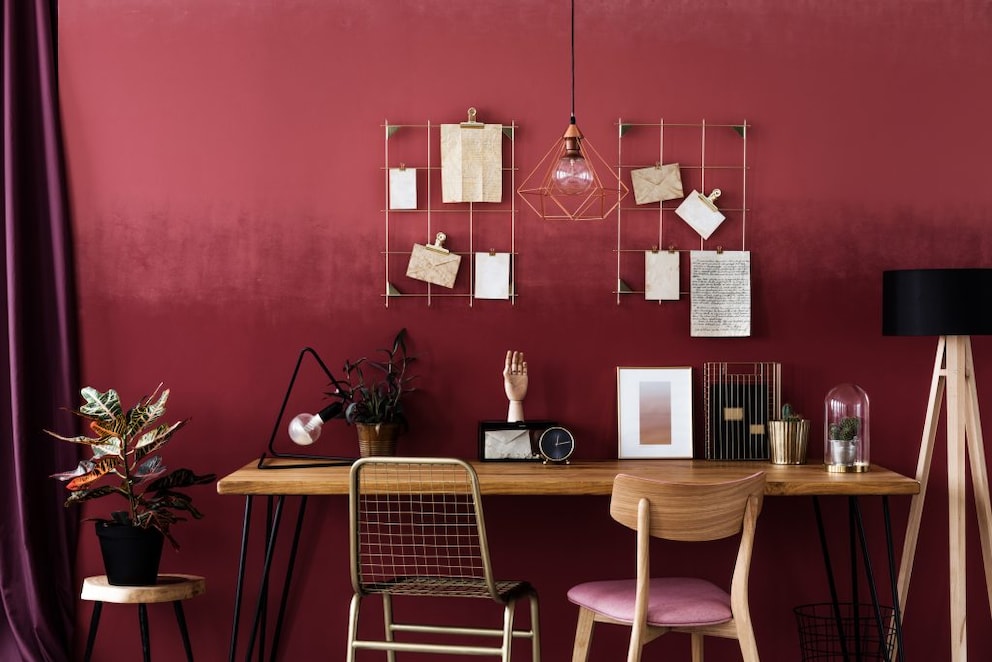 Ombré style in red tones on the wall