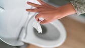 Auch wenn wasserlöslich draufsteht, feuchtes Toilettenpapier sollte im Restmüll entsorgt werden.