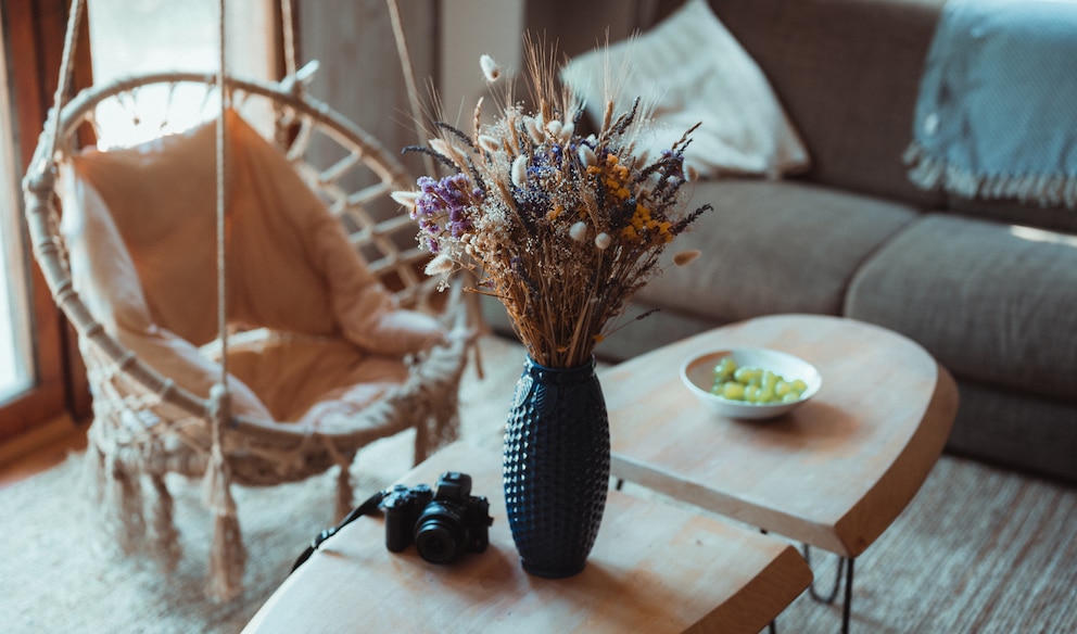 Modernes Wohnzimmer im Landhausstil mit Loungechair und modernem Couchtisch