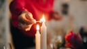 Brandgefahr durch Kerzenflamme