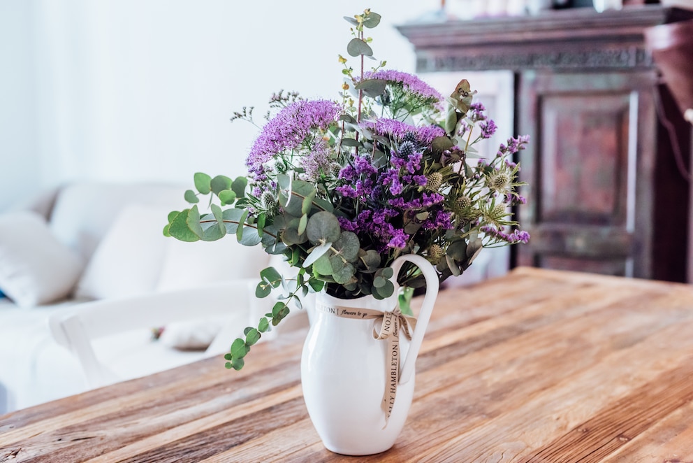 Frische Blumen auf dem Tisch prägen den französischen Flair