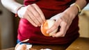 Eine Zwiebel hat so ihre T&uuml;cken: Nicht nur muss man beim Schneiden weinen, auch die Schale l&auml;sst sich nur schwer l&ouml;sen