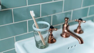 Die Zahnbürste sollte man im Bad nicht herumliegen lassen