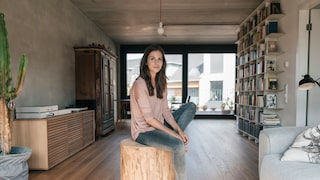 Frau im nachhaltig eingerichteten Wohnzimmer