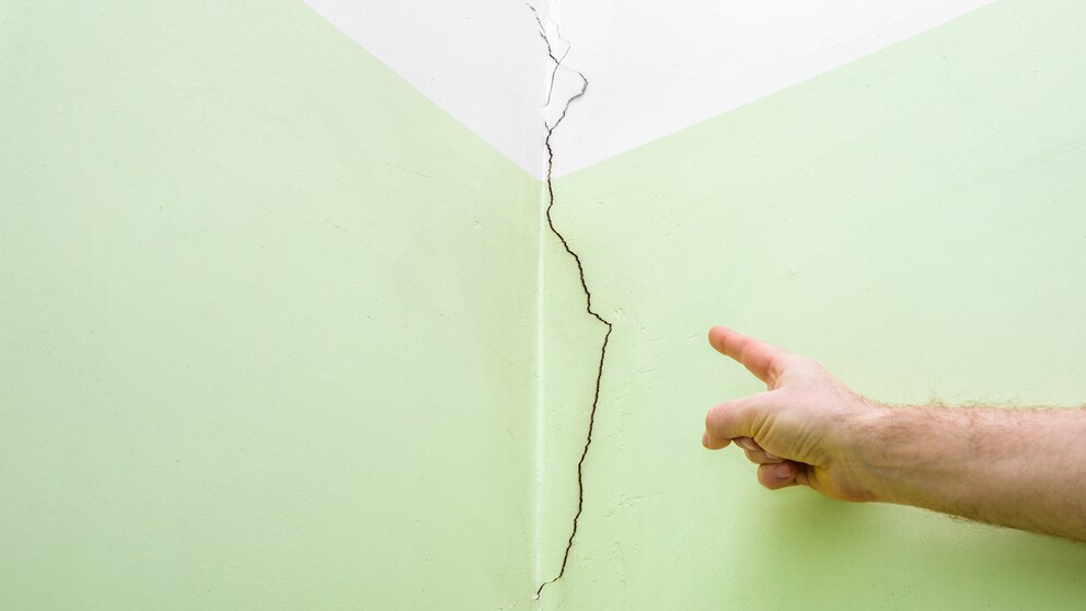 Bei baulichen Mängeln am Haus hat man fünf Jahre Zeit diese bei der Firma anzuzeigen, so lange gilt die gesetzliche Gewährleistung