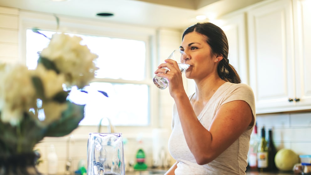 Frau trinkt Wasser