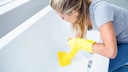 Um eine Badewanne zu reinigen, braucht es nicht immer chemische Mittel