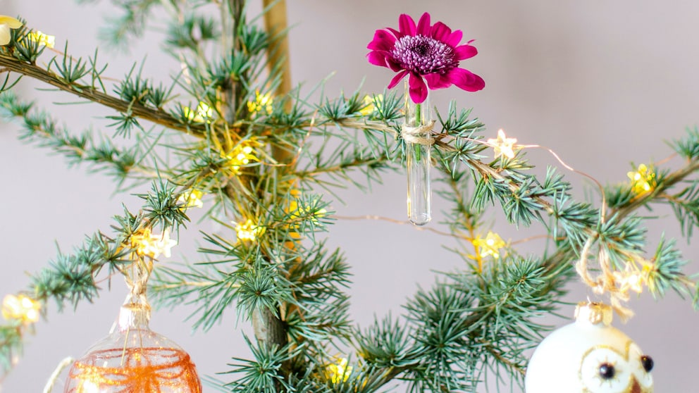 Blumen als Baumschmuck: Weihnachtskugeln aus bunten Blüten basteln