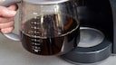 Seine Kaffeemaschine sollte man regelmäßig entkalken. Zu viel Kalk in der Maschine macht sie auf Dauer unbrauchbar und beeinträchtigt den Geschmack des Kaffees.