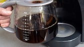 Seine Kaffeemaschine sollte man regelmäßig entkalken. Zu viel Kalk in der Maschine macht sie auf Dauer unbrauchbar und beeinträchtigt den Geschmack des Kaffees.