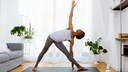 Yogaraum mit Grünpflanzen im Hintergrund