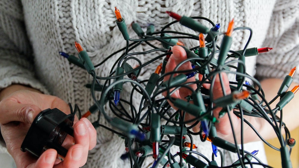 Lichterketten am Weihnachtsbaum anbringen