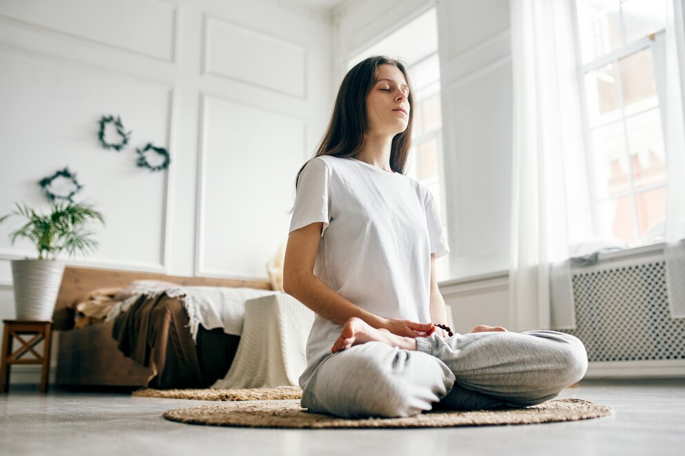 Yogaraum mit natürlichen Materialien einrichten