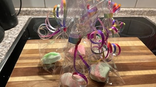 Knetseife ist eine tolle Geschenkidee für Weihnachten und man kann sie einfach selber machen