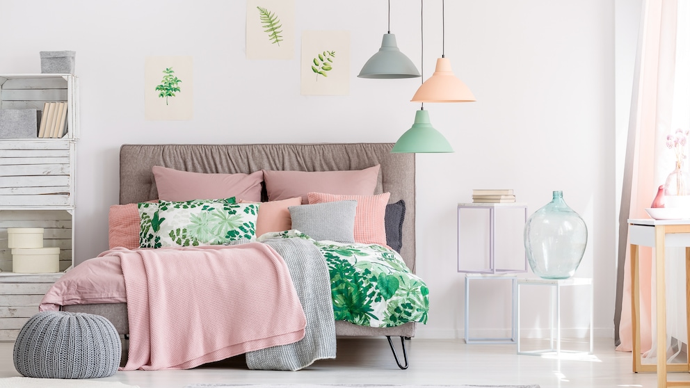 Natürliches Schlafzimmer mit viel Farbe
