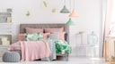 Natürliches Schlafzimmer mit viel Farbe