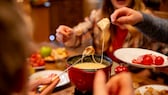 Fondue ist für viele nicht nur lecker, sondern auch eine schöne Gelegenheit, mit anderen in Gesellschaft zu sein. Fondue kann aber auch sehr gefährlich werden