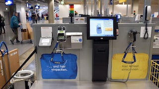 Es gibt blaue und gelbe IKEA-Taschen, aber nur eine von beiden darf man mitnehmen