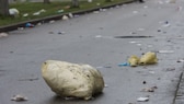 Ein kaputter Gelber Sack und Müll liegen auf der Straße.