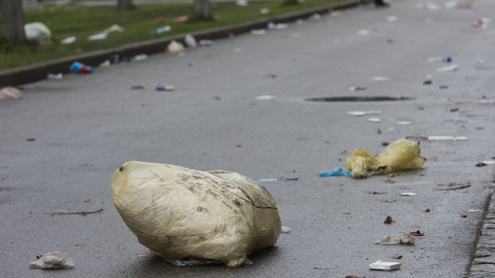 Ein kaputter Gelber Sack und Müll liegen auf der Straße.