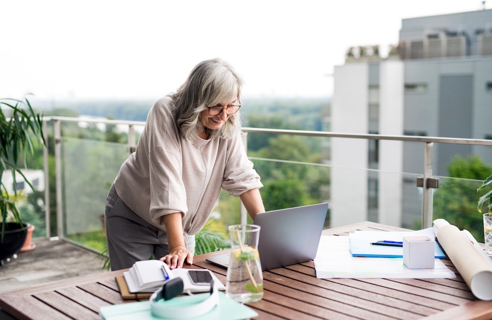 Frau, die auf ihrem Balkon im Homeoffice arbeitet