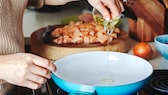 Beim Kochen benötigt man oft Speiseöl – aber wohin damit, wenn man fertig ist?