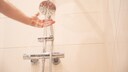 In der Dusche gibt es viele Möglichkeiten, Warmwasser zu sparen